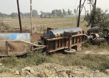 वाहन की टक्कर से खेरेश्वर हाईवे किनारे पलटा ट्रैक्टर, दो युवकों की मौत