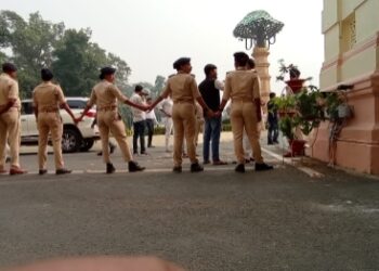 हाथापाई देख नीतीश कुमार ने भी मोड़ लिया अपना वाहन, विधानसभा के बाहर लड्डू खिलाने पर भिड़े RJD-BJP विधायक