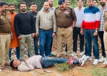 वर्दी पहनकर खुद को बताता एसटीएफ का अधिकारी, R15 बाइक से घूम रहा था; तभी हो गया पुलिस से सामना, फिर…