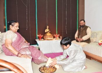 पत्नी की पूजा की पोस्ट कीं तस्वीरें, स्वामी प्रसाद मौर्य ने दिवाली पर माता लक्ष्मी का किया अपमान