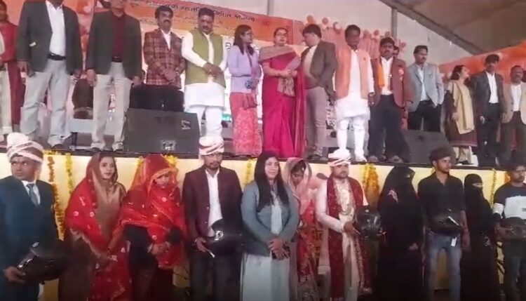 हे भगवान…55 हजार के लिए भाई-बहन ने आपस में रचा ली शादी! हाथरस सामूहिक विवाह में बड़ा फर्जीवाड़ा