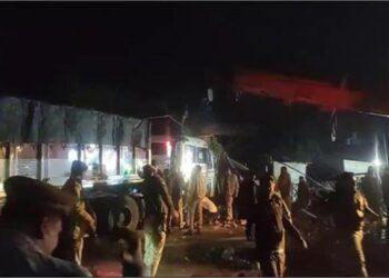 इटावा-कानपुर हाईवे पर बड़ा हादसा: ढाबे में घुसा बेकाबू ट्रक, आधा दर्जन लोगों को कुचला…3 लोगों की दर्दनाक मौत