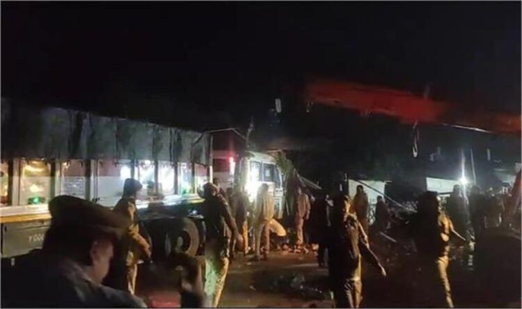 इटावा-कानपुर हाईवे पर बड़ा हादसा: ढाबे में घुसा बेकाबू ट्रक, आधा दर्जन लोगों को कुचला…3 लोगों की दर्दनाक मौत