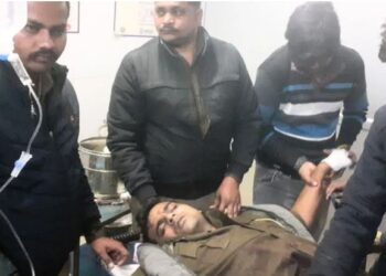 कन्नौज में अंधाधुंध फायरिंगः नोटिस चस्पा करने गई पुलिस टीम के एक सिपाही को लगी गोली, हिस्ट्रीशीटर पिता और पुत्र घायल