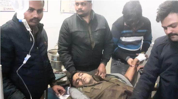 कन्नौज में अंधाधुंध फायरिंगः नोटिस चस्पा करने गई पुलिस टीम के एक सिपाही को लगी गोली, हिस्ट्रीशीटर पिता और पुत्र घायल