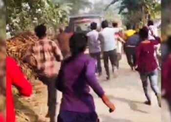 जेसीबी चालक की पिटाई से नाराज लोगों ने पुलिस कर्मियों को दौड़ाया
