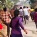 जेसीबी चालक की पिटाई से नाराज लोगों ने पुलिस कर्मियों को दौड़ाया