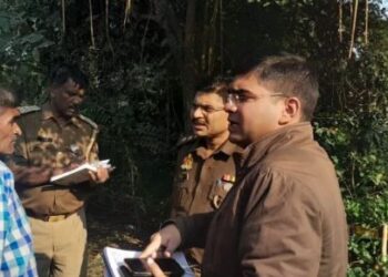 बेटे ने धड़ से अलग कर दी मां की गर्दन, सिर लेकर खेत में जाकर छिप गया, दो बीघा जमीन के लिए की हत्या