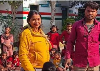 स्कूल में महिला शिक्षिका ने गले में डाला सांप, छात्रों के उड़ गए होश, खंड शिक्षा अधिकारी ने दी चेतावनी