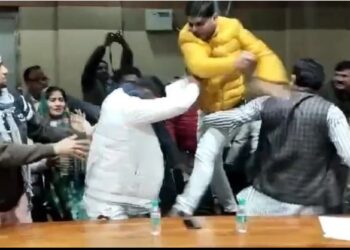 शामली में बोर्ड बैठक में सभासदों में हुई जमकर मारपीट, पुलिस के सामने चले लात-घूसे, Video Viral