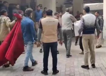 उन्नाव एसपी ऑफिस परिसर में युवक ने खुद को लगाई आग, पीड़ित के भाई ने पुलिस अधिकारी पर लगाए ये गंभीर आरोप