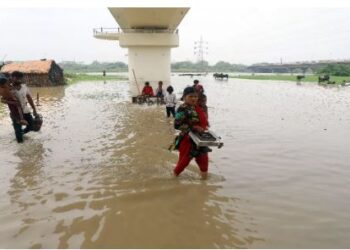 भारी बारिश से दक्षिण तमिलनाडु में फिर त्राहि-त्राहि, बाढ़ का पानी नदियों की तरह हर तरफ उफन रहाचार जिलों में रेड अलर्ट