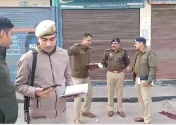 फिल्मी स्टाइल में हत्याः दुकान के बाहर खड़े स्पोर्ट्स कारोबारी पर बदमाशों ने की अंधाधुंध फायरिंग, तमंचा लहराते हुए भागे