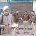 फिल्मी स्टाइल में हत्याः दुकान के बाहर खड़े स्पोर्ट्स कारोबारी पर बदमाशों ने की अंधाधुंध फायरिंग, तमंचा लहराते हुए भागे