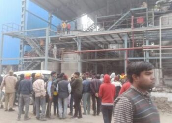 सीतापुर चीनी मिल में बड़ा हादसा; स्टीम टैंक फटने से 3 मजदूरों की मौत, कई घायल