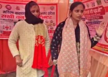 Amethi: महिला कर्मचारियों ने अधिकारी पर लगाया छेड़छाड़ का आरोप, रोते हुए बोलीं- 2 साल से कर रहा है प्रताड़ित