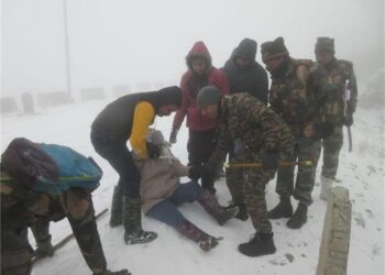 माइनस डिग्री तापमान में भारतीय सेना ने कायम रखा जज्बा, बर्फबारी में फंसे 500 पर्यटकों को बचाया