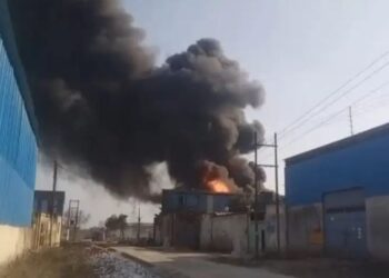 केमिकल फैक्टरी में लगी भीषण आग, धमाके के साथ फटे ड्रम, कर्मचारियों में मची अफरा-तफरी, बुझाने में जुटी टीम