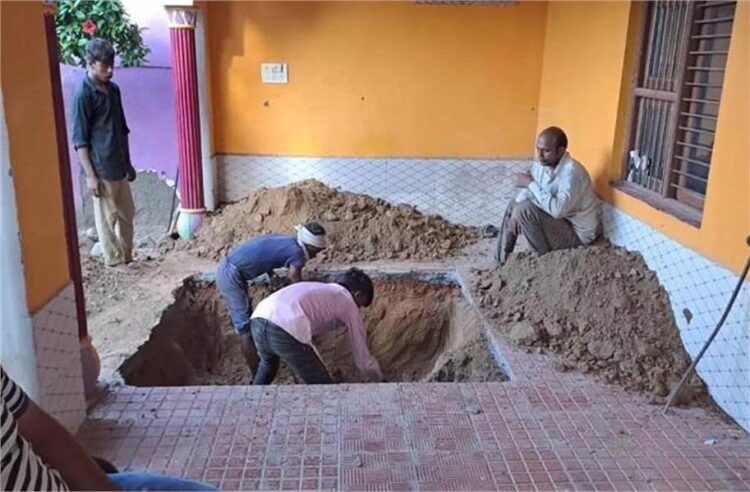 30 साल पहले लापता पिता का अब आंगन में दबा मिला कंकाल, खुदाई के बाद पुलिस भी रह गई दंग