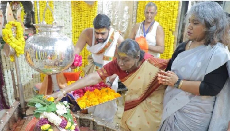 राष्ट्रपति द्रौपदी मुर्मू ने किए बाबा महाकाल के दर्शन, मंदिर परिसर में लगाई झाड़ू