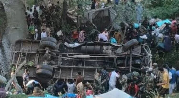 जम्मू-कश्मीर: बडगाम में BSF जवानों को ले जा रही बस खाई में गिरी, 1 की मौत, 28 घायल