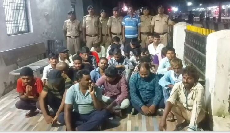 गलती हो गई साहब, अब न जाइब… रेलवे ट्रैक के पास घूम रहे 28 लोगों को RPF ने क्यों किया अरेस्ट?