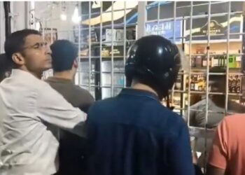 शराब के ठेके पर DM, खरीदी बोतल, 20 रुपये ज्यादा लेने पर लगाई क्लास