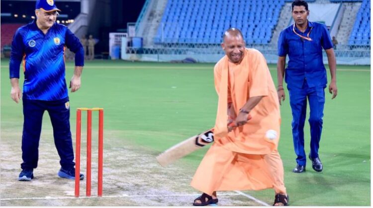 सीएम योगी ने उठाया क्रिकेट बैट और लगा दिया जोरदार शॉट, लखनऊ में दिखा दिलचस्प नजारा