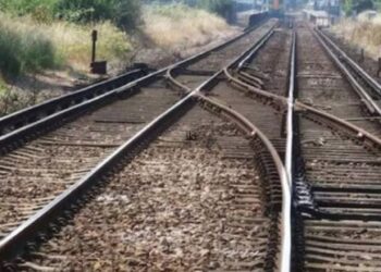 उत्तराखंड: रुड़की में ट्रेन को बेपटरी करने की साजिश! रेलवे ट्रैक पर मिला गैस सिलेंडर, GRP जांच में जुटी