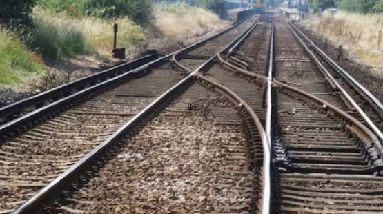 उत्तराखंड: रुड़की में ट्रेन को बेपटरी करने की साजिश! रेलवे ट्रैक पर मिला गैस सिलेंडर, GRP जांच में जुटी