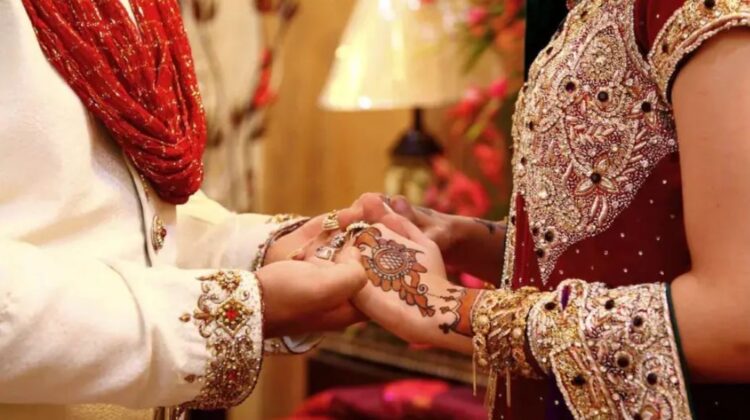 लव मैरिज करने वाले कपल में गांव में घुसने से रोका, पंचायत ने ग्रामीणों से स्टांप पेपर पर लिए सिग्नेचर
