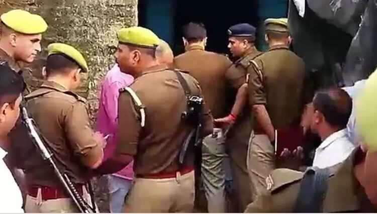 पहले बेटे, फिर मां और आखिरी में पिता को उतारा मौत के घाट, एक मृतक के सीने में मिला पेचकस