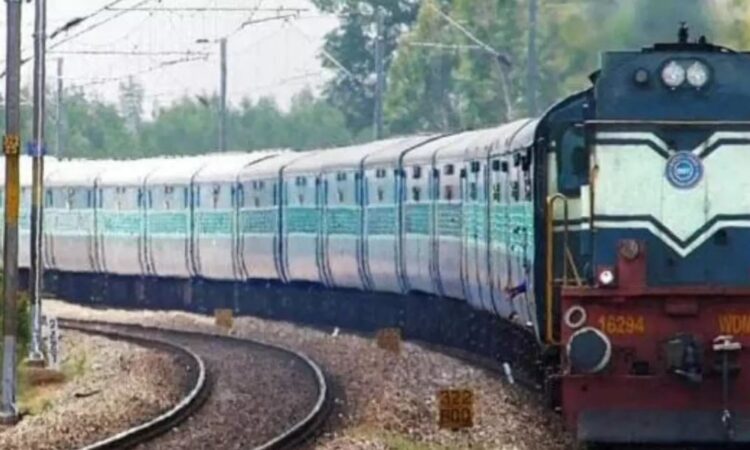 दरभंगा से दिल्ली आ रही बिहार संपर्क क्रांति में बम की सूचना से हड़कंप, गोंडा स्टेशन पर रोकी गई ट्रेन