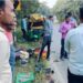 लखनऊ-आगरा एक्सप्रेस वे पर पलटा ट्रक, घायल ड्राइवर-हेल्पर को छोड़कर तेल की डिब्बे लूटते रहे लोग