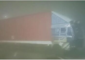 ग्रेटर नोएडा में घने कोहरे के चलते हादसा, आपस में टकराए दो ट्रक और एक बस, 19 घायल