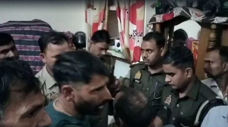 मेरठ: वसूली करने पहुंचे थे दो दरोगा… ग्रामीणों ने पकड़ा, बंधक बनाया और फिर जमकर हुई पिटाई