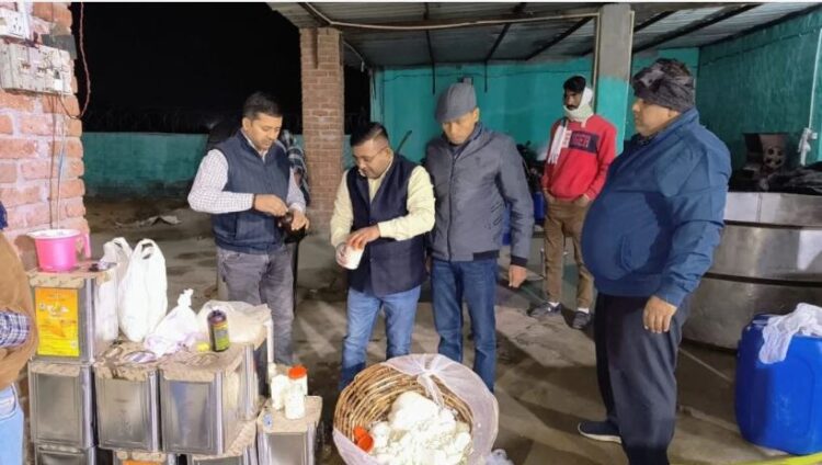 बुलंदशहर की फैक्ट्री में केमिकल से तैयार किया जा रहा था मिलावटी दूध और पनीर, छापा पड़ा तो हुआ खुलासा
