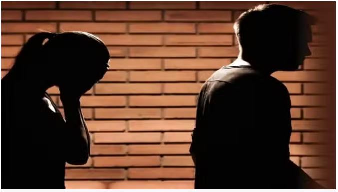 आठवीं पास पति का दर्द; बोला- ग्रेजुएट पत्नी अंग्रेजी बोल परिवार का अपमान करती है