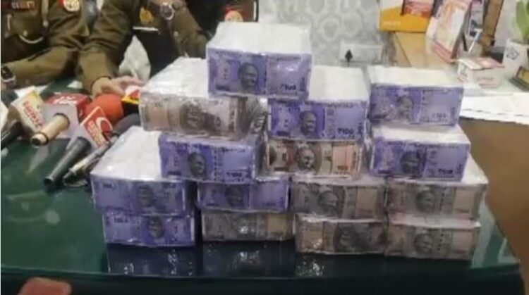 पैसे चार गुना करने के नाम पर नकली नोटों की गड्डी देकर लोगों को लगाते थे चूना, तीन गिरफ्तार