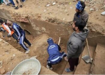 संभल में बावड़ी की तीसरे दिन खुदाई में नजर आई सीढ़ियां, डीएम ने कहा- कार्रवाई होगी… प्रशासन के एलान से मचा हड़कंप!