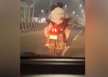 मुरादाबाद में युवती को गोद में बैठाकर बाइक चलाने का वीडियो वायरल, पुलिस ने कहा- एक्शन होगा