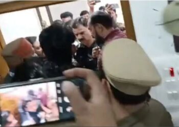सीतापुर से कांग्रेस सांसद राकेश राठौर रेप के आरोप में गिरफ्तार, पुलिस ने बीच प्रेस कॉन्फ्रेंस से उठाया; जानें पूरा मामला
