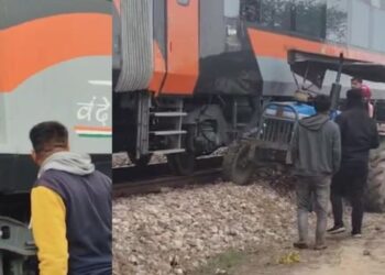 वंदे भारत एक्सप्रेस के सामने अचानक आ गया ट्रैक्टर, ड्राइवर ने नजर पड़ते ही दिखाई होशियारी… टल गया हादसा