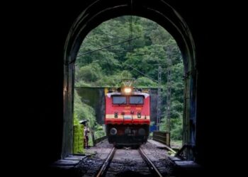 रेलवे काउंटर के मुकाबले IRCTC से टिकट खरीदना क्यों होता है महंगा? रेल मंत्री ने दिया जवाब