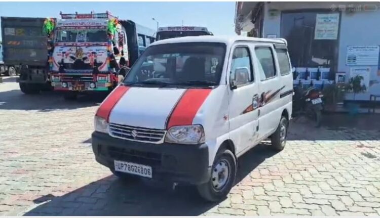 ये तो धोखा हो गया! वैन चोरी कर भाग रहे थे, रास्ते में खत्म हो गया पेट्रोल; वहीं खड़ी कर भागे