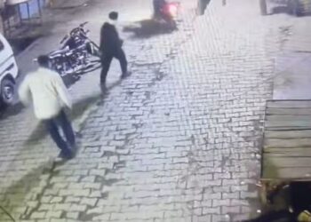 अलीगढ़ में घर के बाहर बैठे युवक की हत्या, बाइक से आए बदमाशों ने गोलियों से भूना