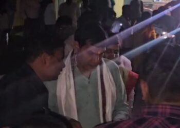 ऊर्जा मंत्री दे रहे थे भाषण, तभी बत्ती हो गई गुल; मोबाइल की रोशनी में लोगों से मिले… SDO-JE सस्पेंड