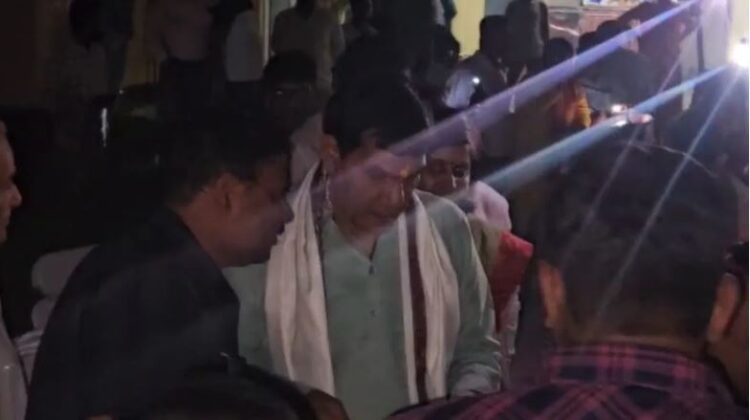 ऊर्जा मंत्री दे रहे थे भाषण, तभी बत्ती हो गई गुल; मोबाइल की रोशनी में लोगों से मिले… SDO-JE सस्पेंड
