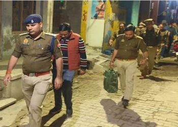 हाथरस में ऑनलाइन गेम में करोड़ों की ठगी करने वाला मास्टरमाइंड गिरफ्तार, 12.50 करोड़ की प्रॉपर्टी के दस्तावेज मिलेहाथरस में ऑनलाइन गेम में करोड़ों की ठगी करने वाला मास्टरमाइंड गिरफ्तार, 12.50 करोड़ की प्रॉपर्टी के दस्तावेज मिले