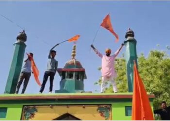 प्रयागराज में सालार गाजी की दरगाह पर भड़का बवाल, गुंबद पर फहराए भगवा झंडे; जानें क्या है मामला